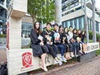 2019年書院畢業班拍照日，胡曉琳校友（右三）與書院好友在書院入口合照。
